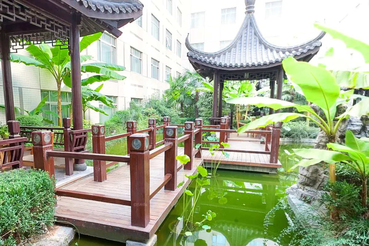 Grand Soluxe International Hotel Xi'an — rooms and atmosphere