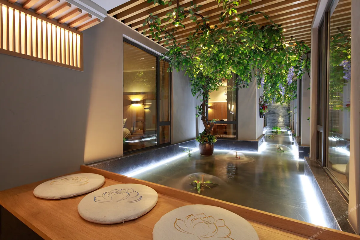 Grand Yiju Hotel Nanjing Xinjiekou — rooms and atmosphere
