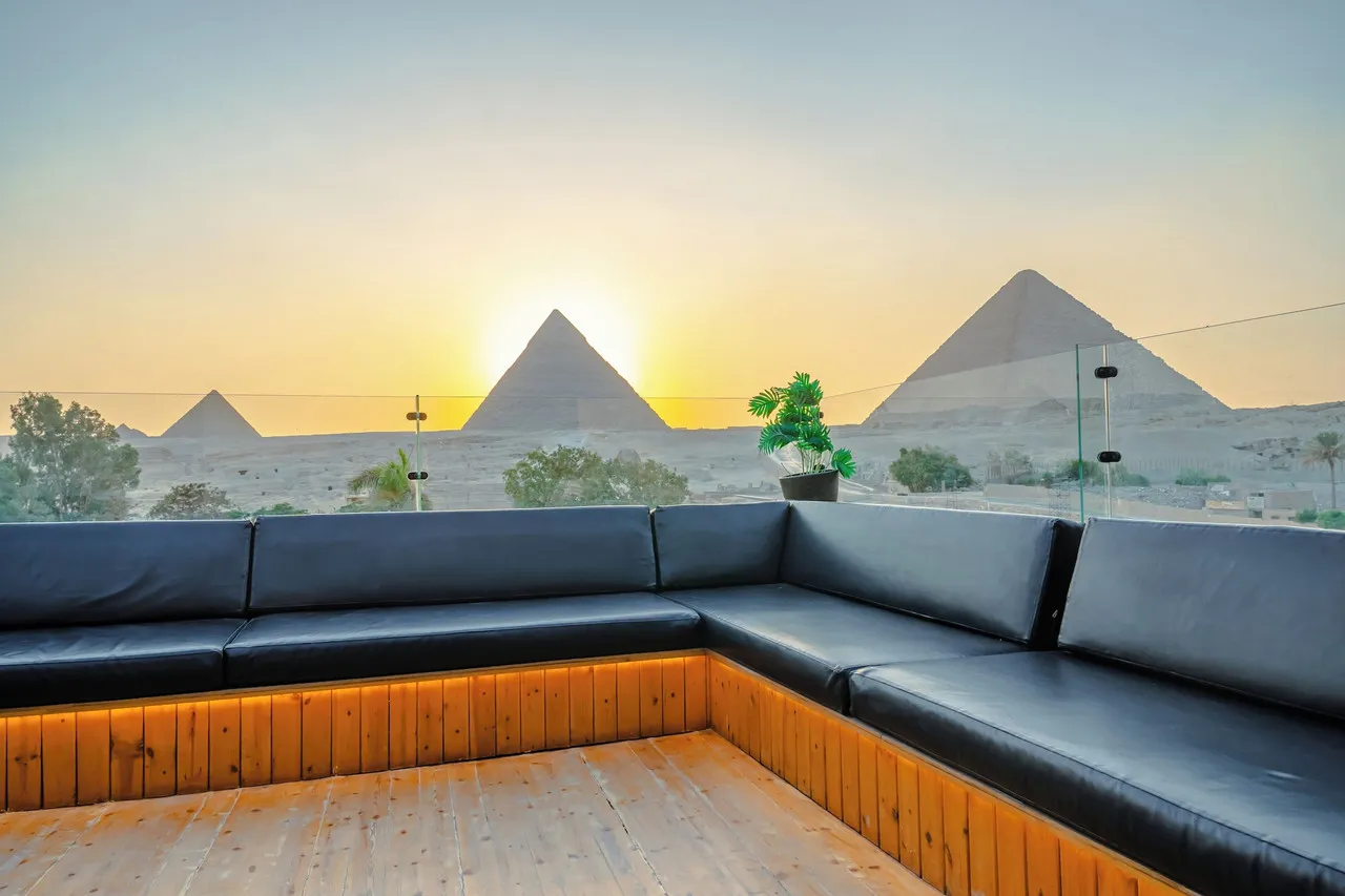 Great Pyramid Inn — rooms and atmosphere