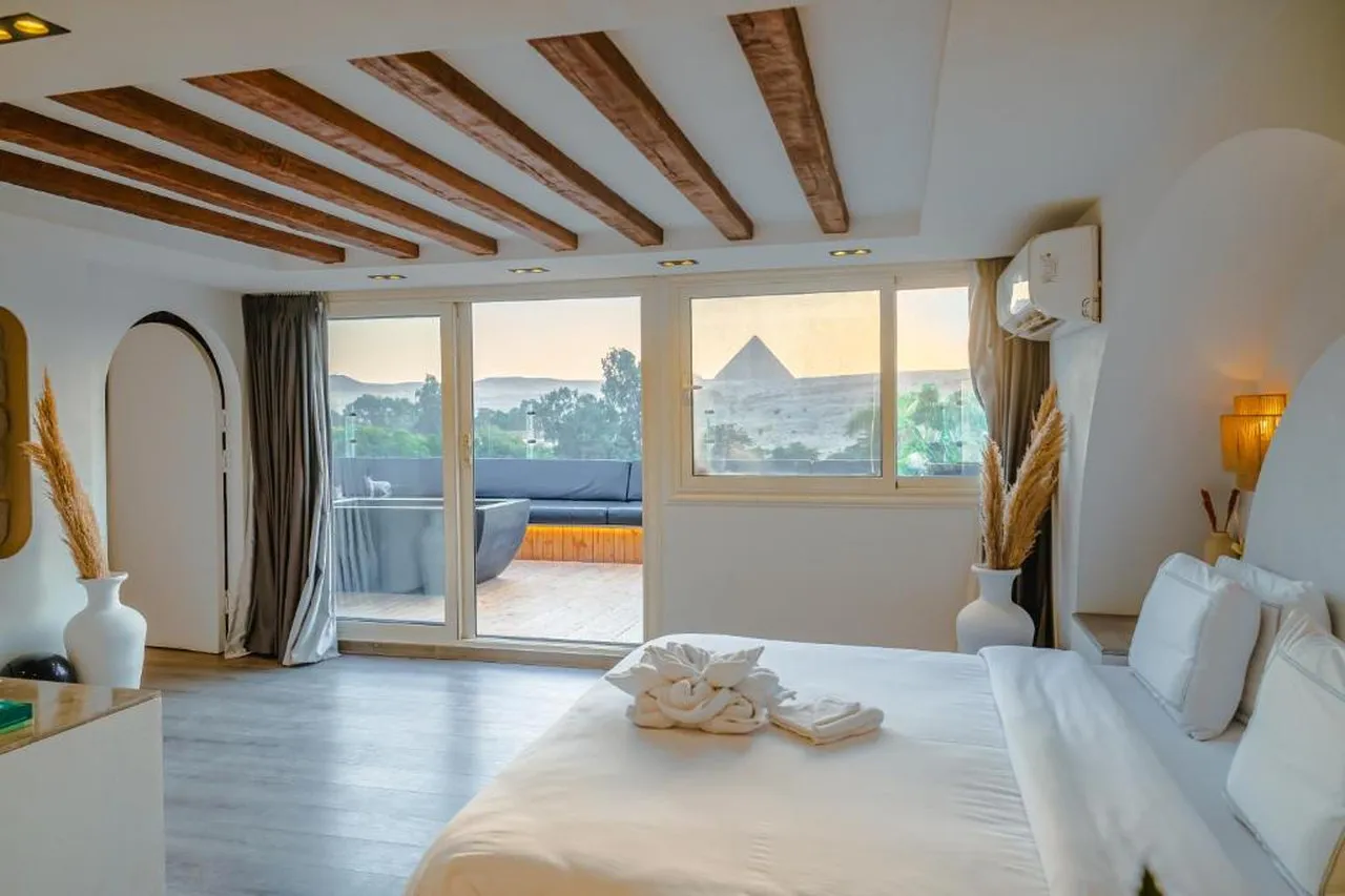 Great Pyramid Inn — rooms and atmosphere