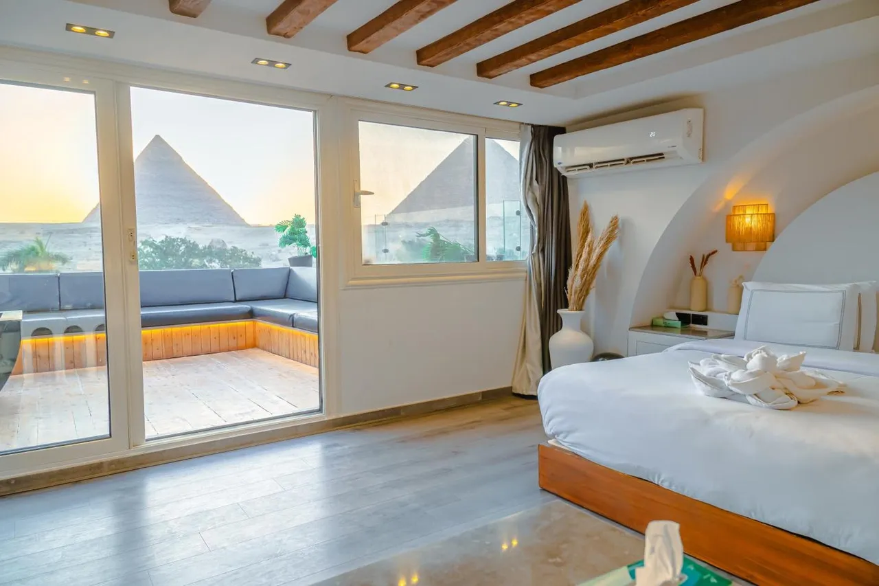 Great Pyramid Inn — rooms and atmosphere