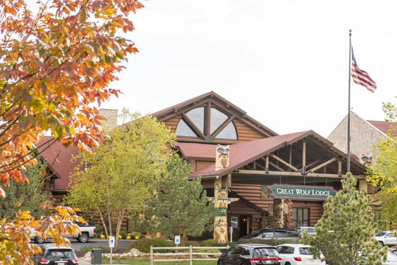 Great Wolf Lodge Kansas City — rooms and atmosphere