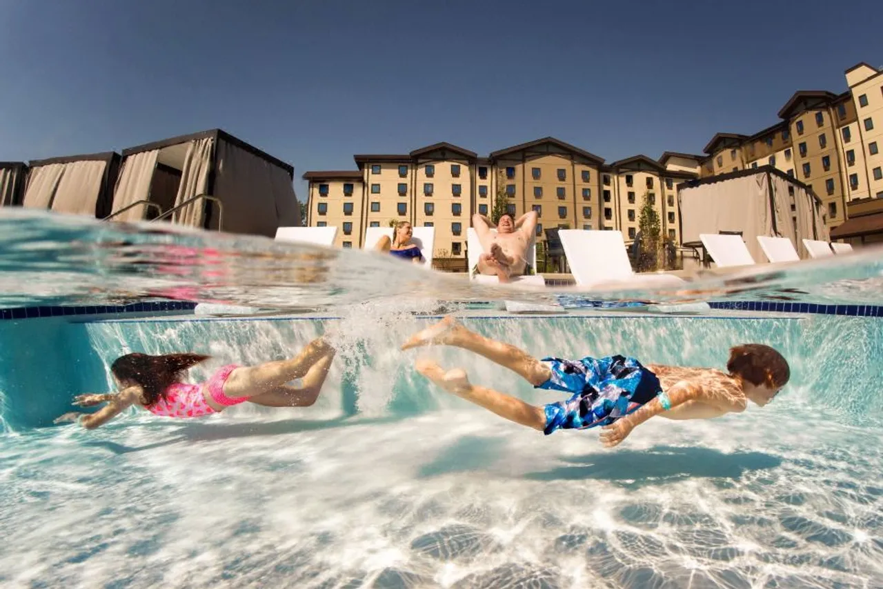 Great Wolf Lodge Kansas City — rooms and atmosphere