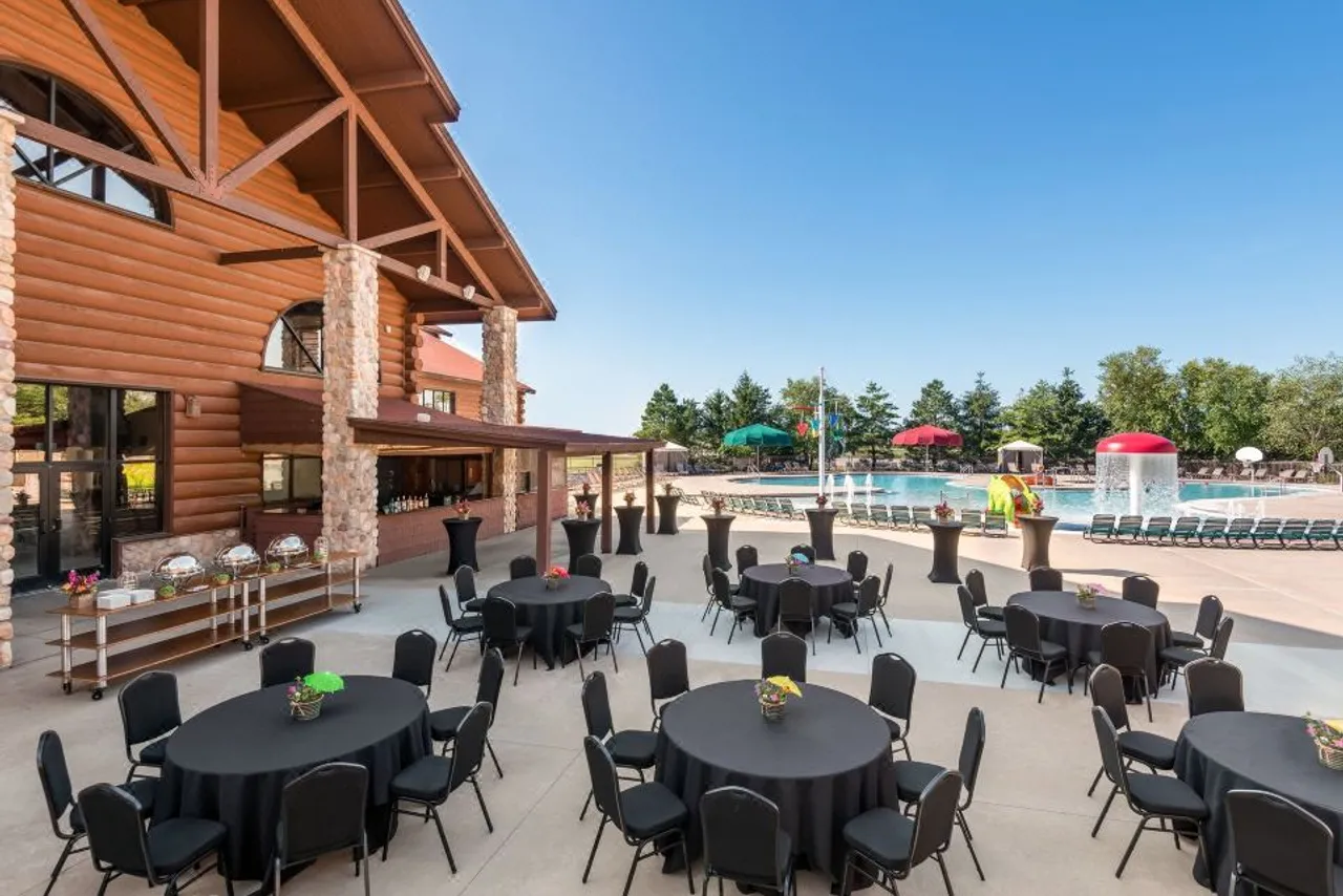 Great Wolf Lodge Kansas City — rooms and atmosphere