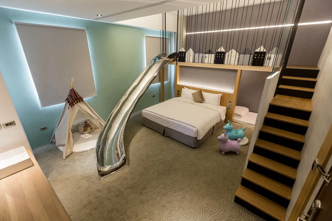 Green Hotel — rooms and atmosphere