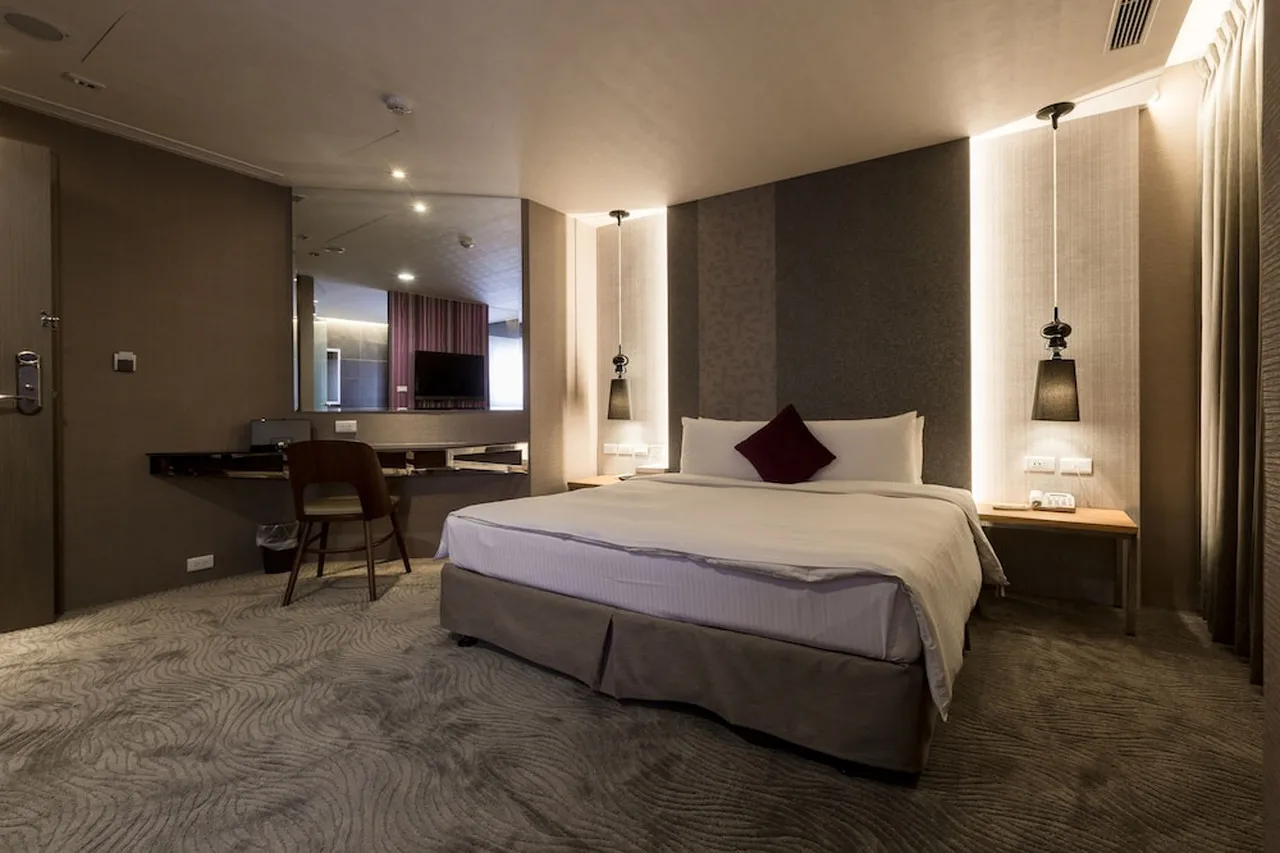 Green Hotel — rooms and atmosphere