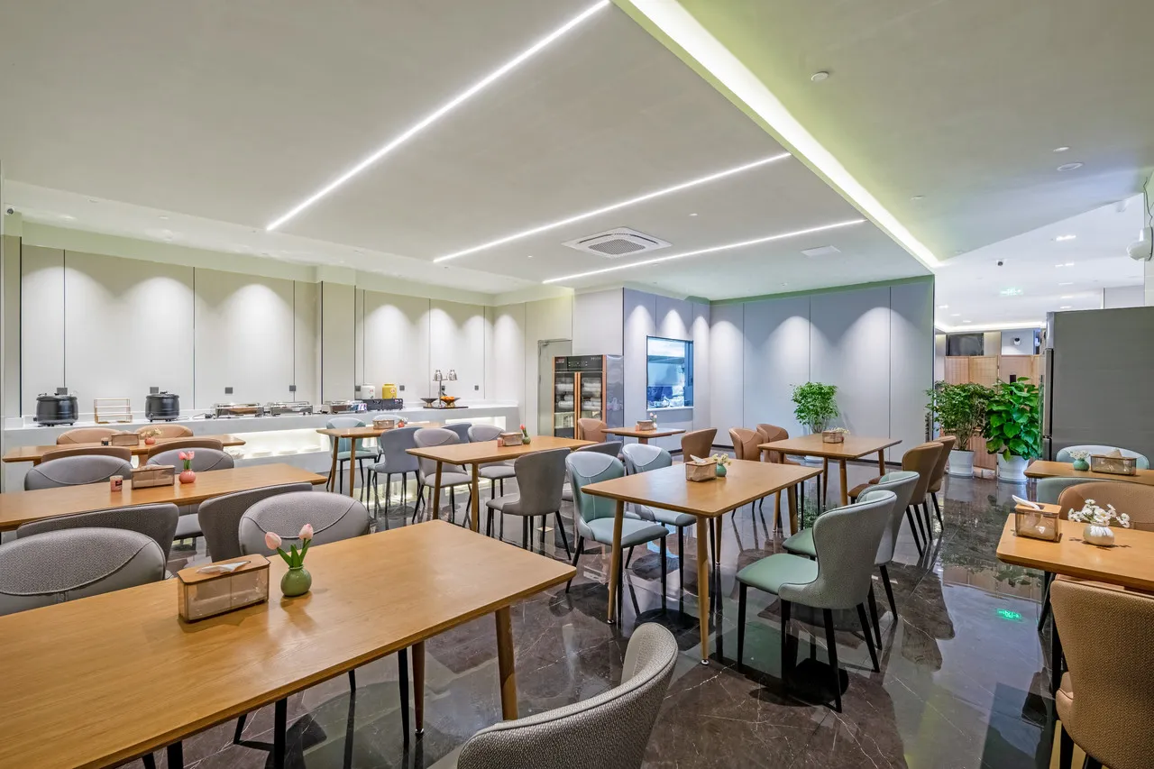 GreenTree Inn Kunming Railway Station — rooms and atmosphere