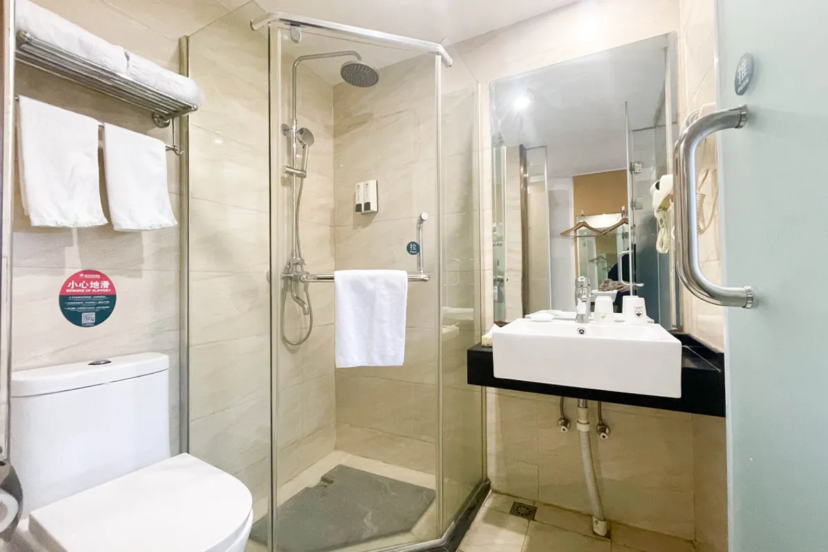 GreenTree Inn Ningbo South Railway Station — rooms and atmosphere