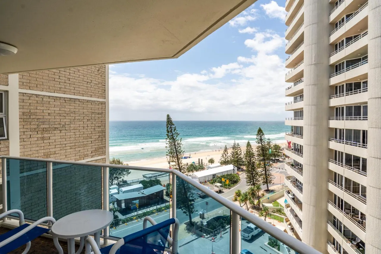 Grosvenor Beachfront Apartments — rooms and atmosphere