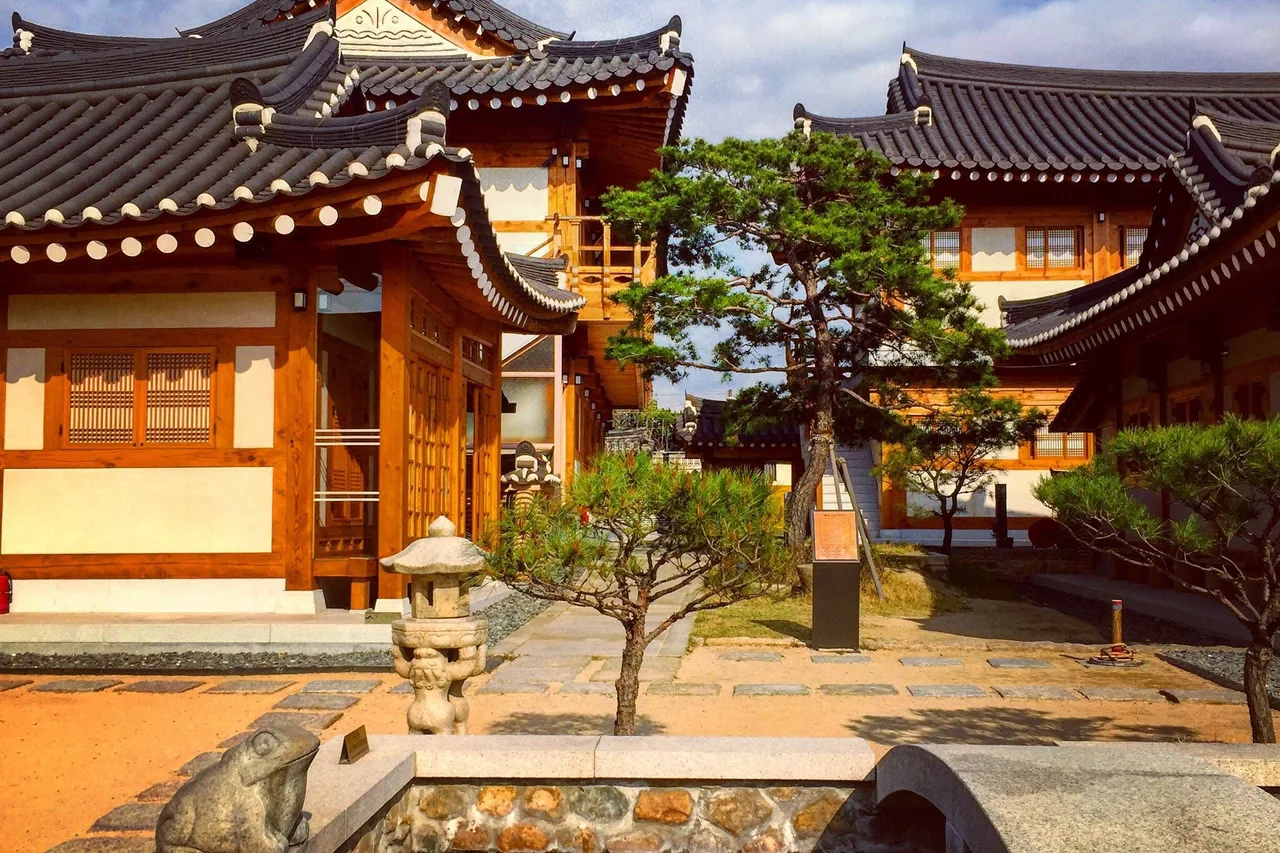 Gyeongju Hwangnamkwan Hanok Hotel — rooms and atmosphere