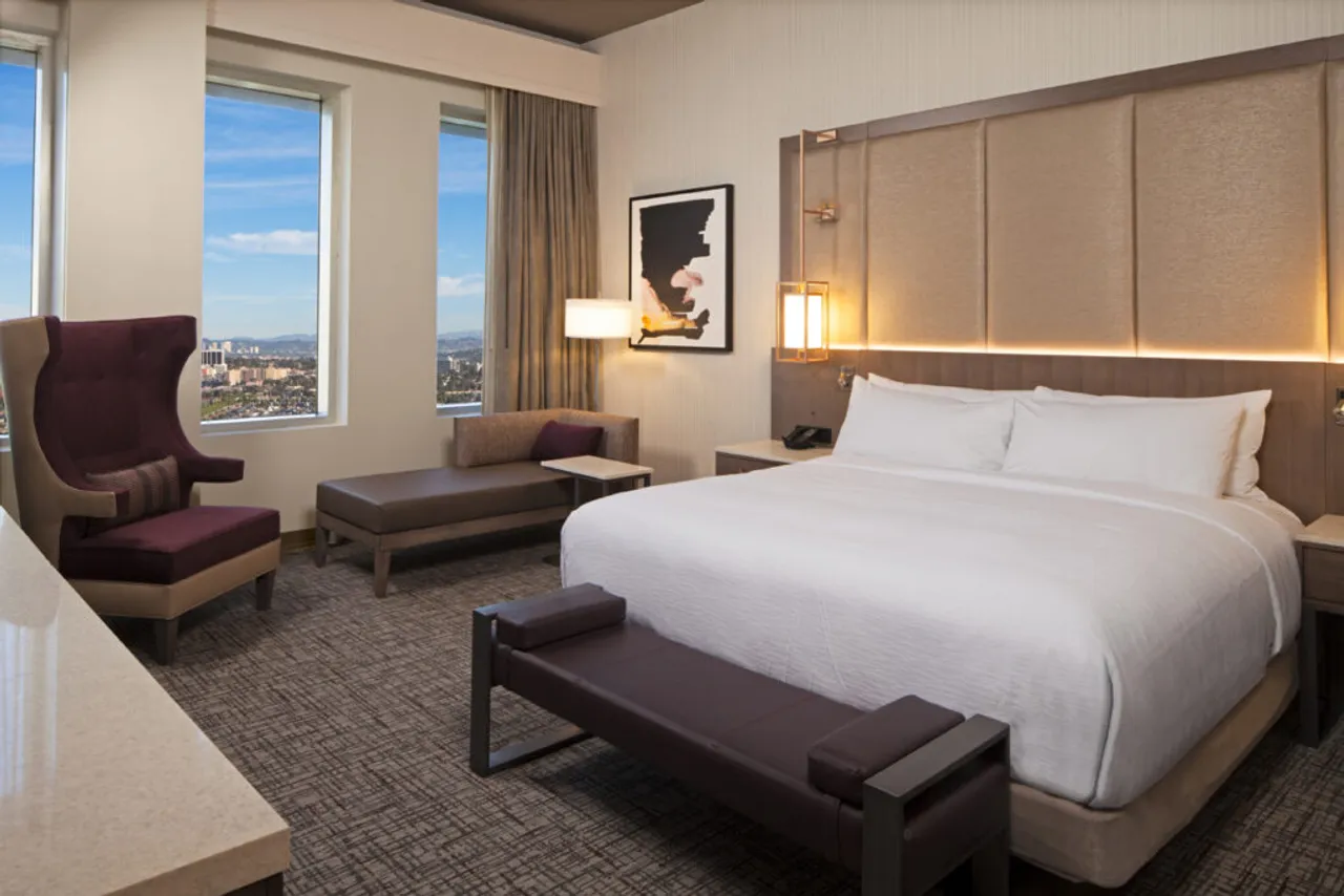 H Hotel Los Angeles, Curio Collection by Hilton — rooms and atmosphere