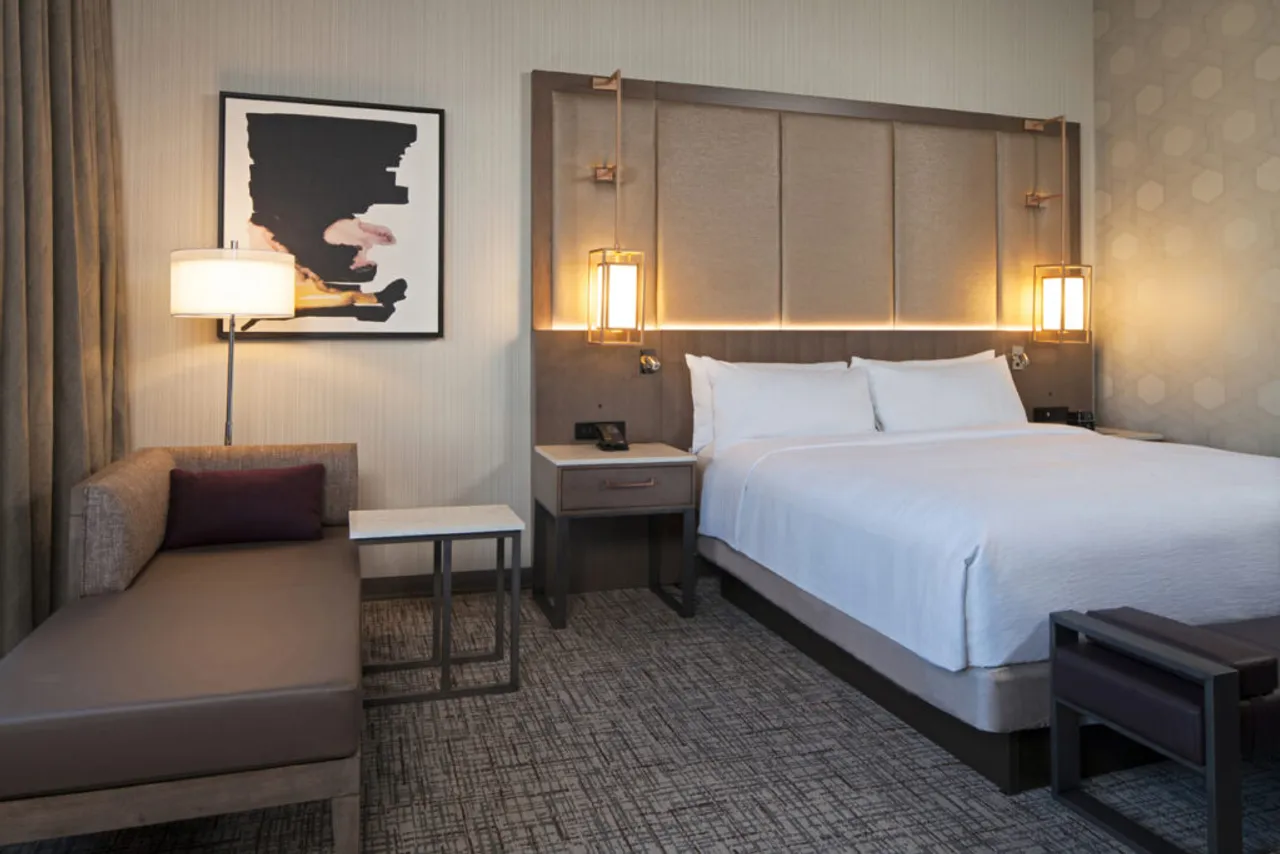 H Hotel Los Angeles, Curio Collection by Hilton — rooms and atmosphere