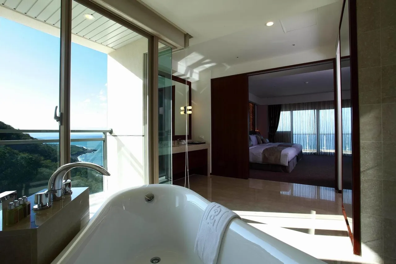 H Resort — rooms and atmosphere