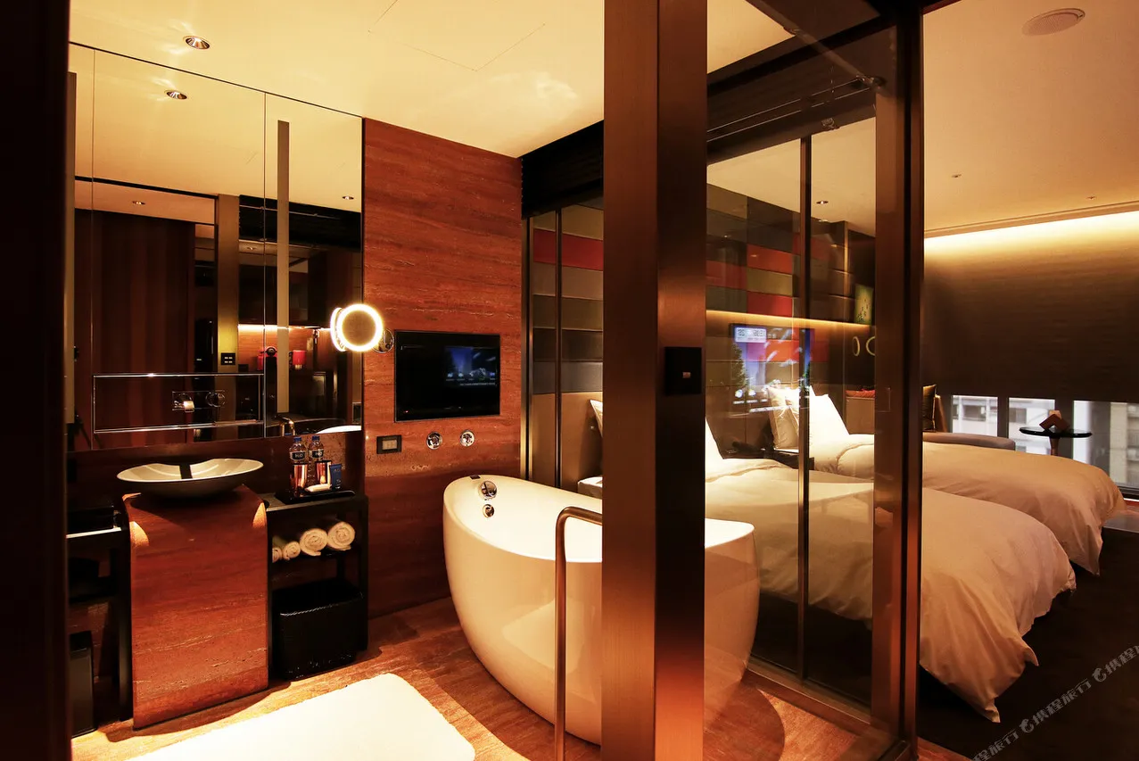 H2O Hotel — rooms and atmosphere