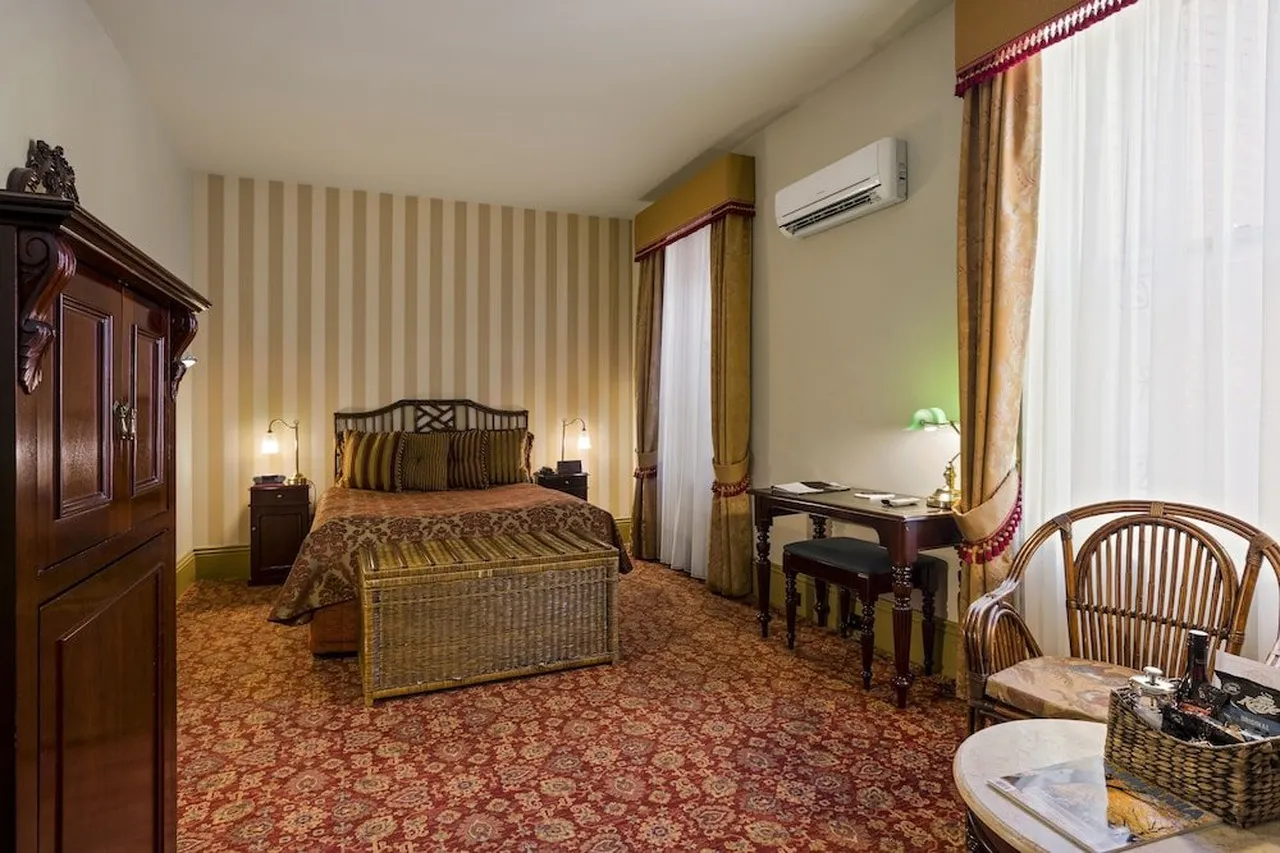 Hadley's Orient Hotel — rooms and atmosphere