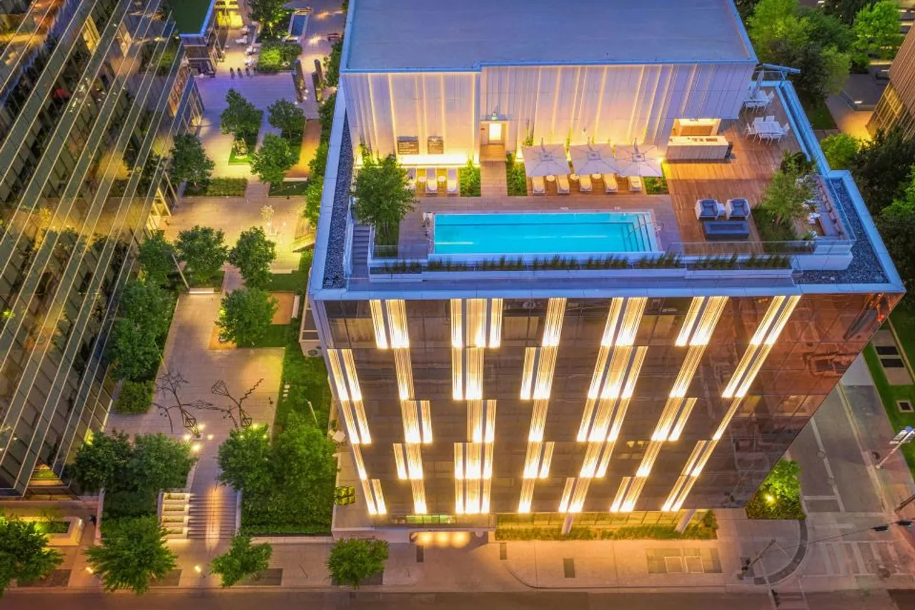 HALL Arts Hotel Dallas, Curio Collection by Hilton — rooms and atmosphere