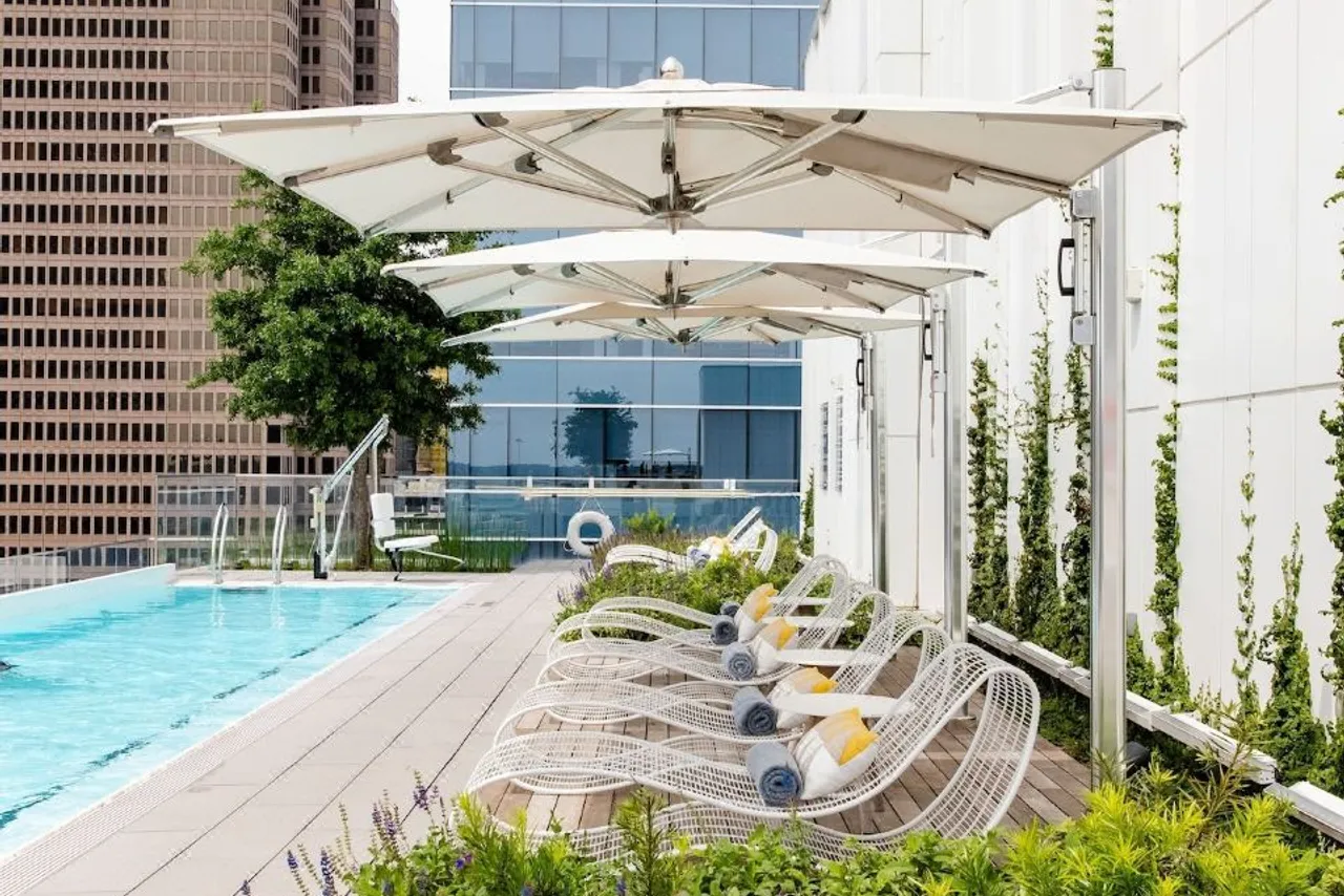 HALL Arts Hotel Dallas, Curio Collection by Hilton — rooms and atmosphere