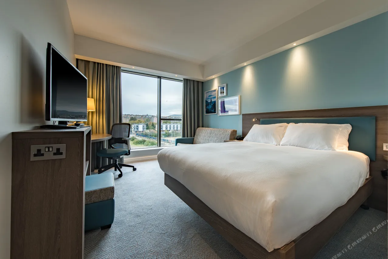 Hampton by Hilton Edinburgh West End — rooms and atmosphere