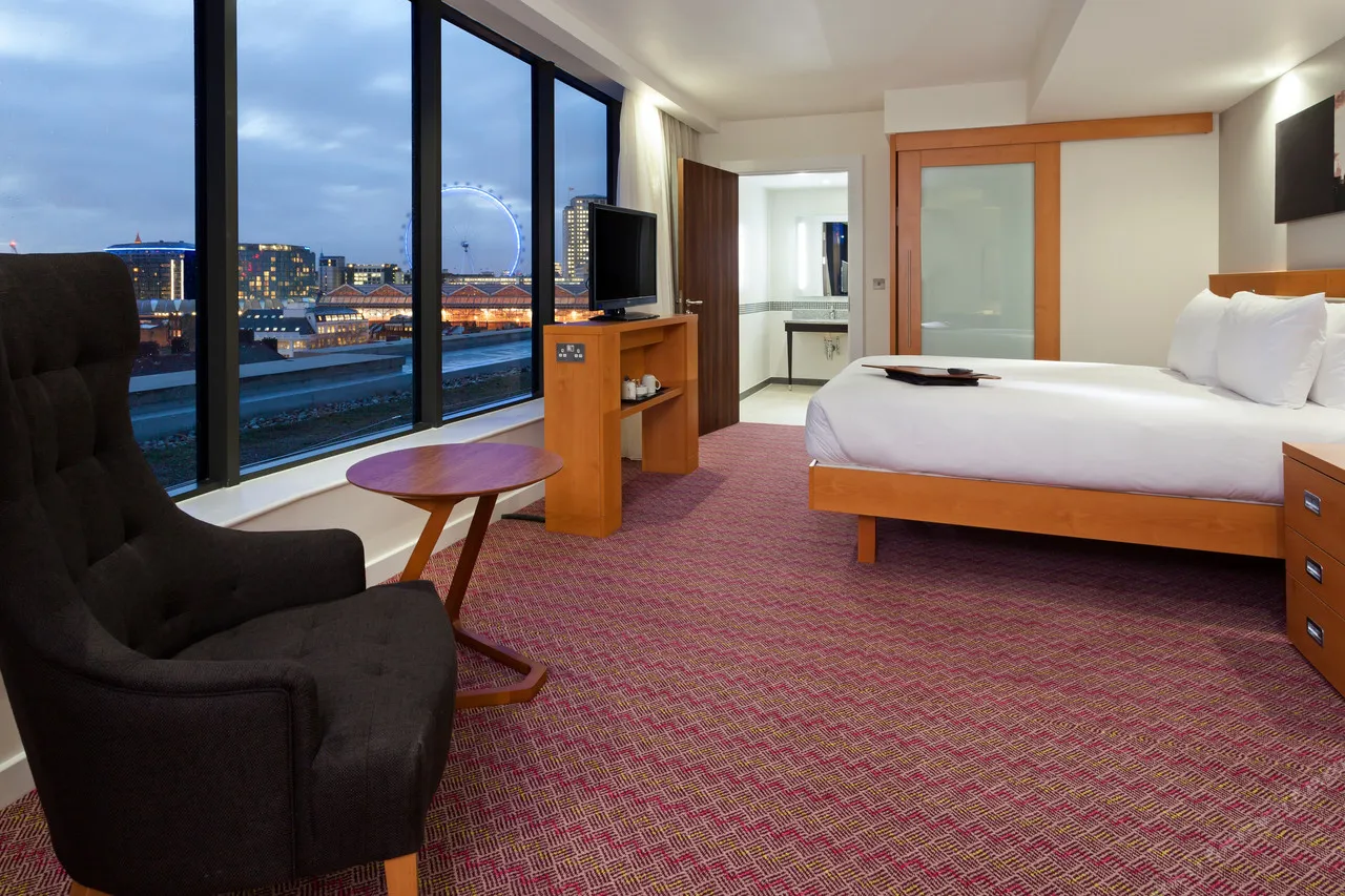 Hampton by Hilton London Waterloo — rooms and atmosphere