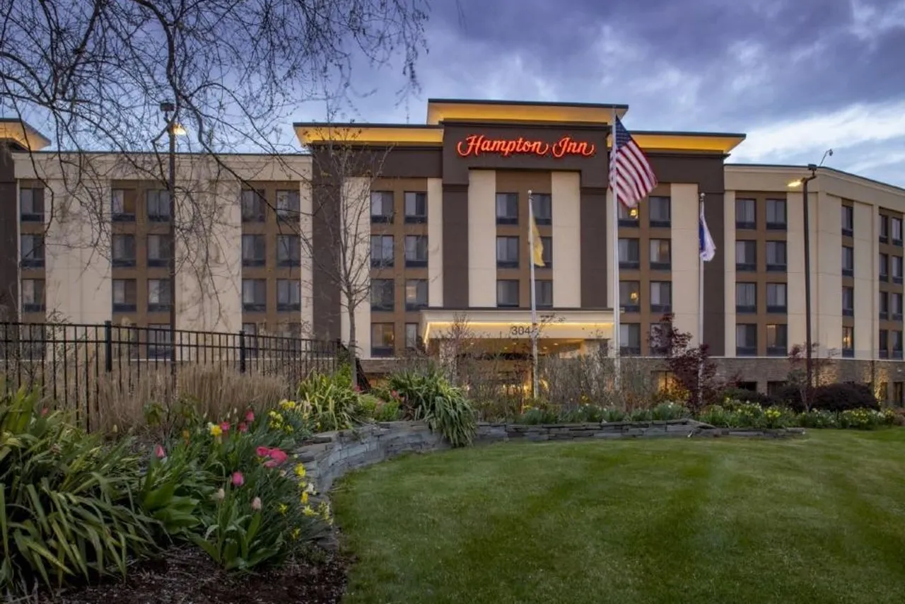 Hampton Inn Carlstadt-At The Meadowlands — rooms and atmosphere