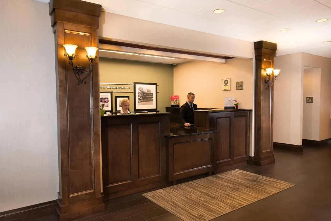 Hampton Inn Carlstadt-At The Meadowlands — rooms and atmosphere