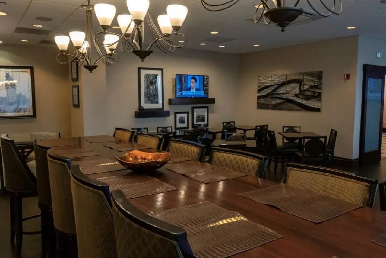 Hampton Inn Carlstadt-At The Meadowlands — rooms and atmosphere