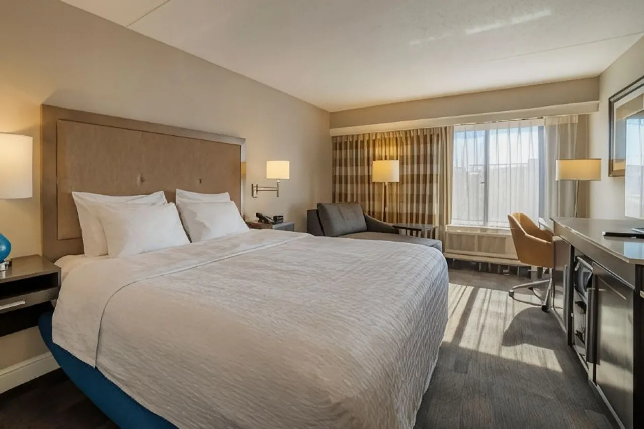 Hampton Inn Carlstadt-At The Meadowlands — rooms and atmosphere