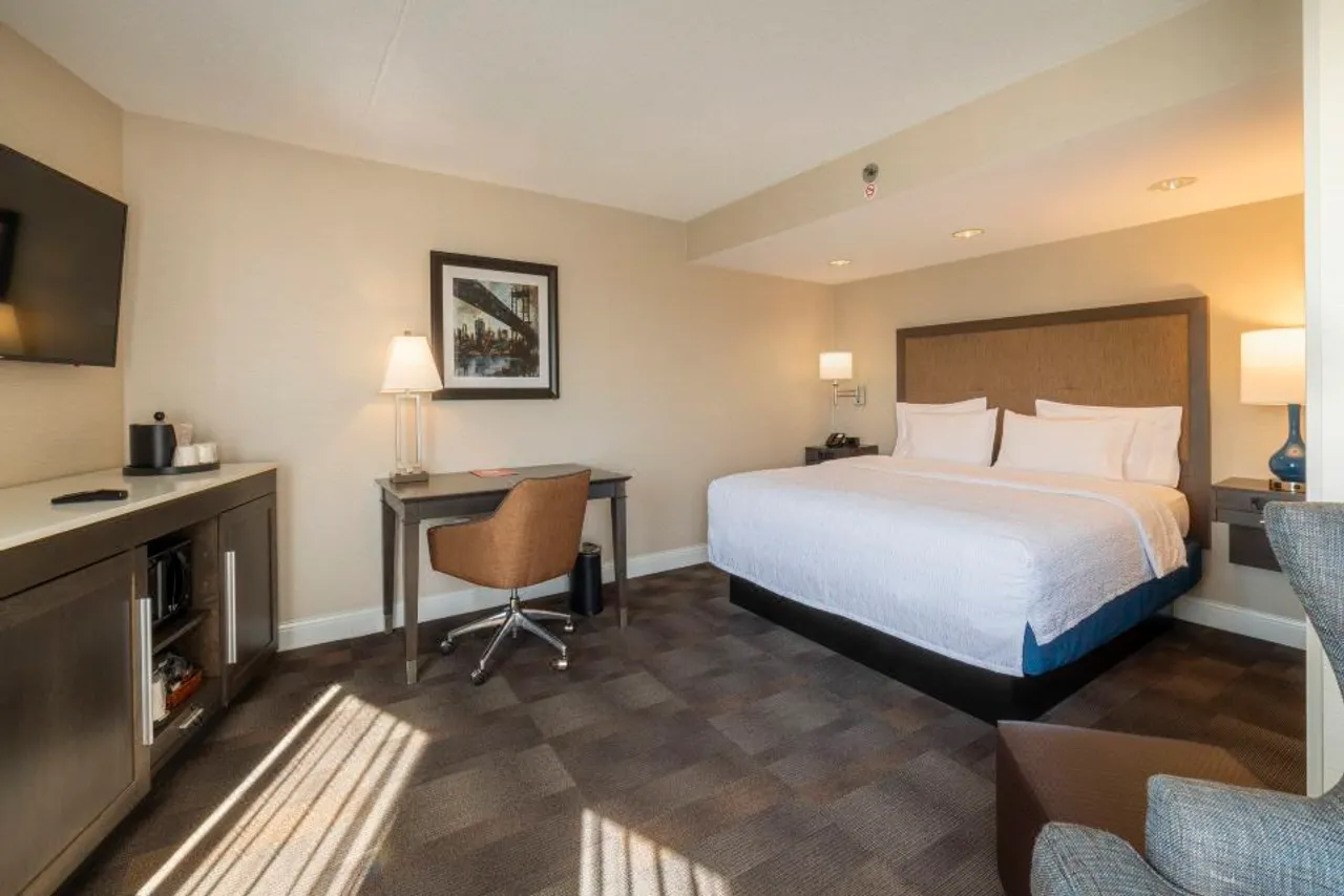 Hampton Inn Carlstadt-At The Meadowlands — rooms and atmosphere
