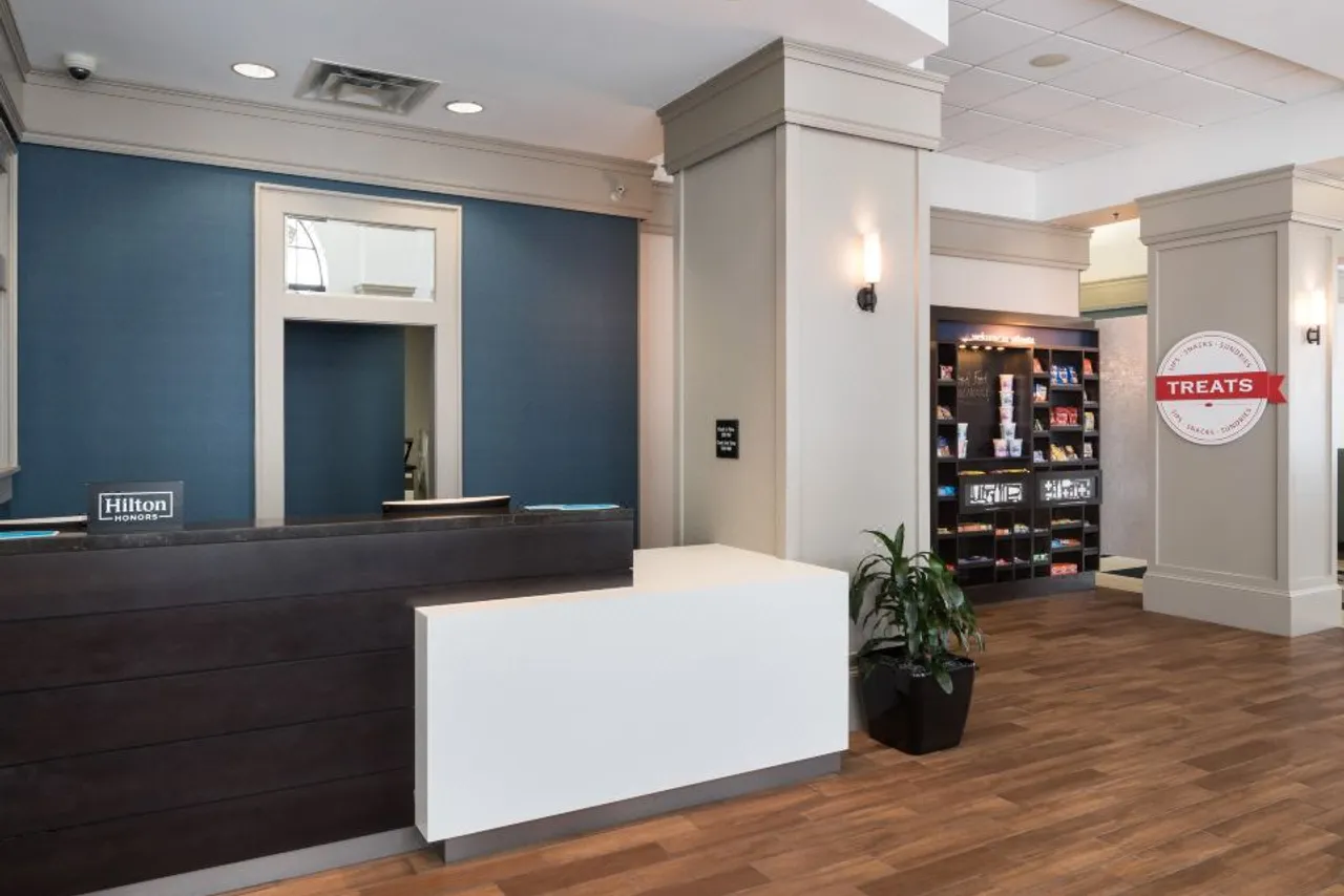 Hampton Inn & Suites Atlanta-Downtown — rooms and atmosphere
