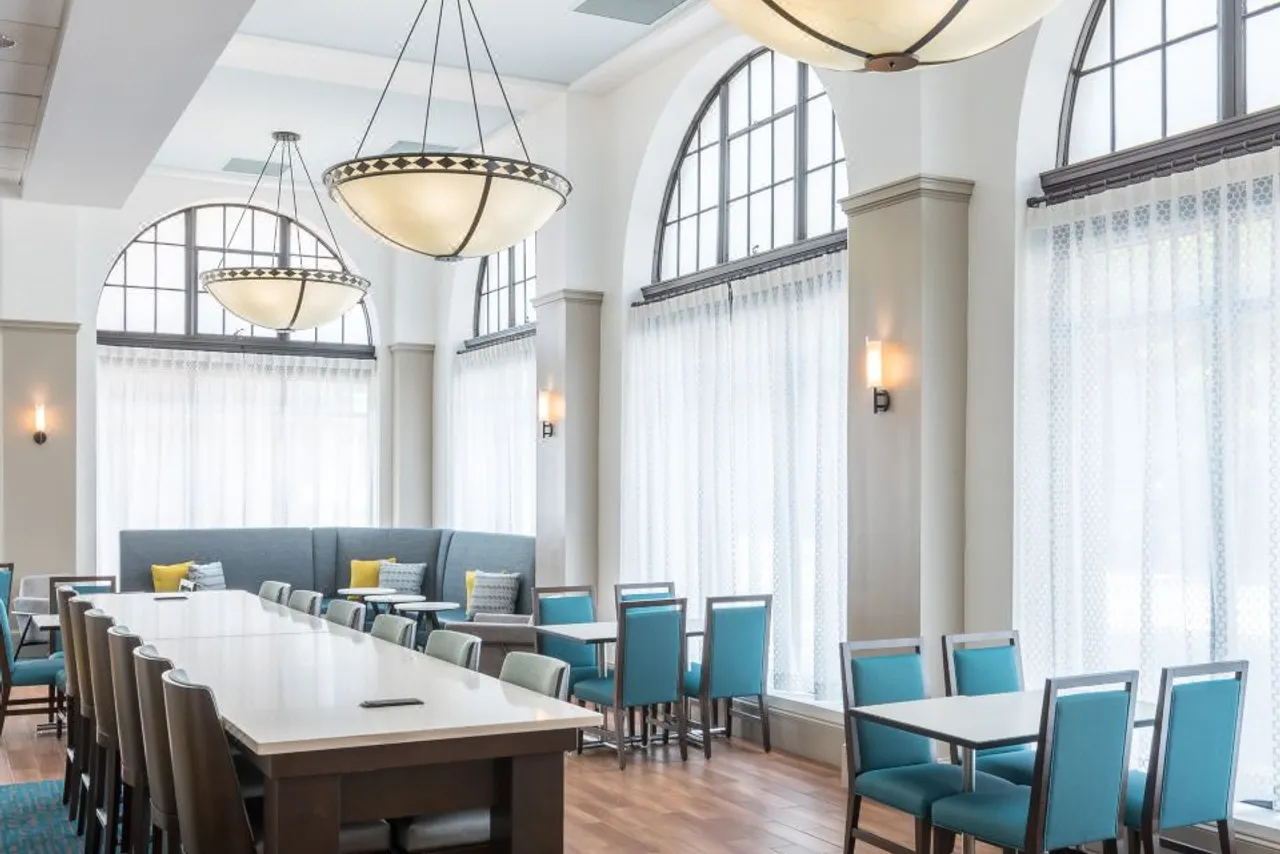 Hampton Inn & Suites Atlanta-Downtown — rooms and atmosphere