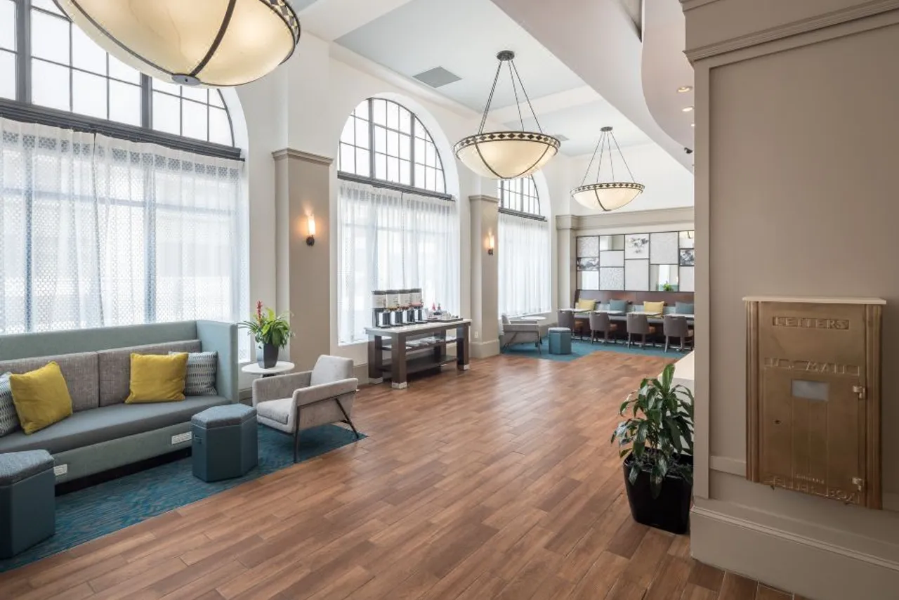 Hampton Inn & Suites Atlanta-Downtown — rooms and atmosphere