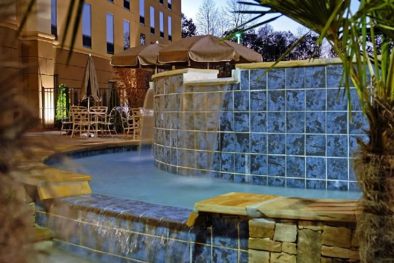 Hampton Inn & Suites Atlanta-Six Flags — rooms and atmosphere