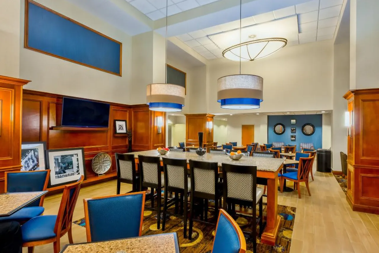 Hampton Inn & Suites Atlanta-Six Flags — rooms and atmosphere