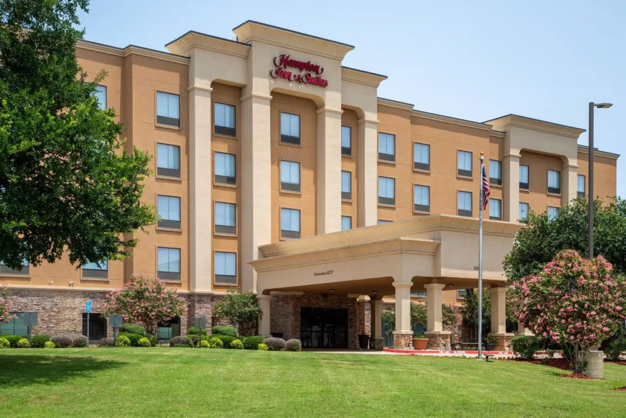 Hampton Inn & Suites Dallas-Arlington North-Entertainment District — rooms and atmosphere