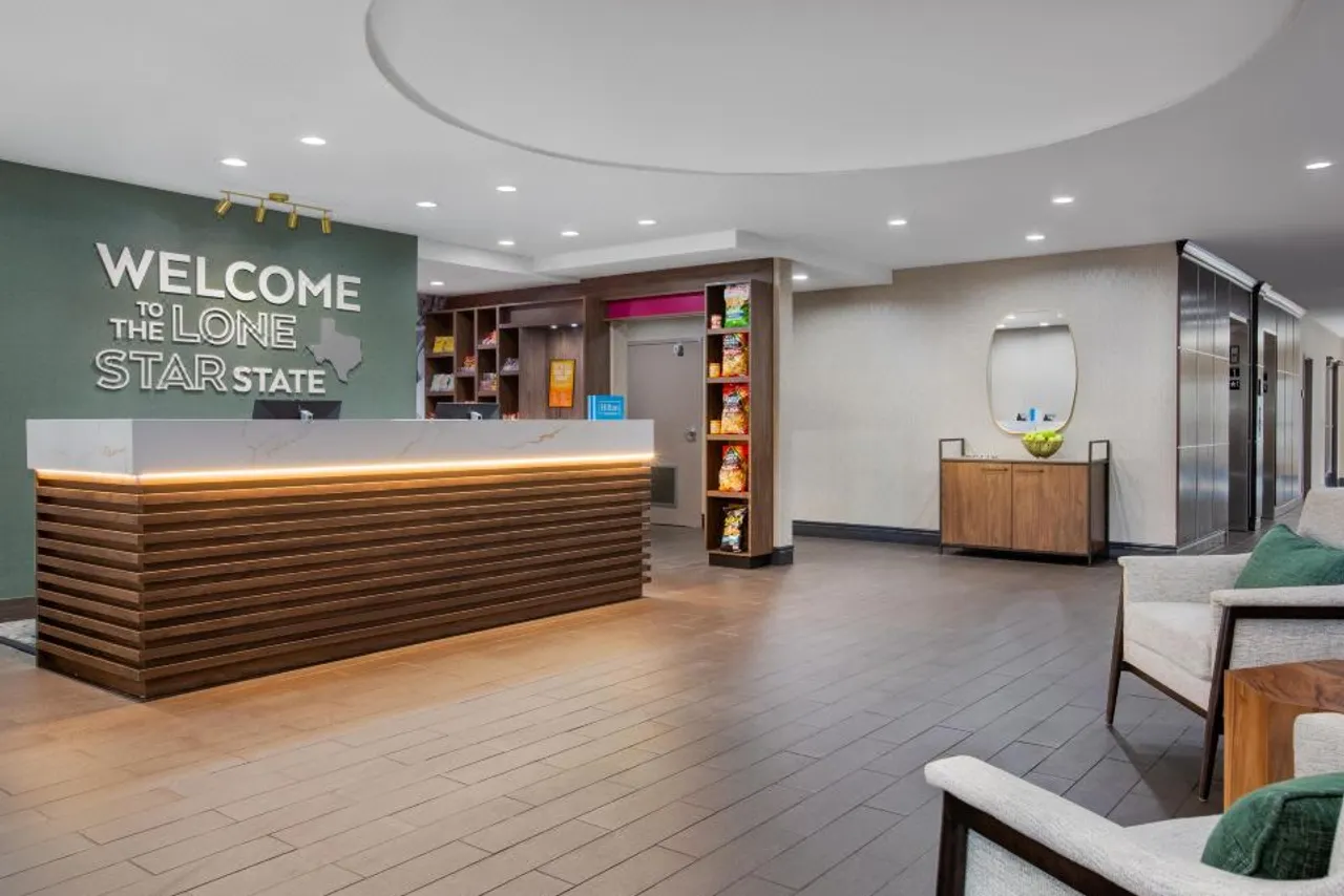 Hampton Inn & Suites Dallas-Arlington North-Entertainment District — rooms and atmosphere