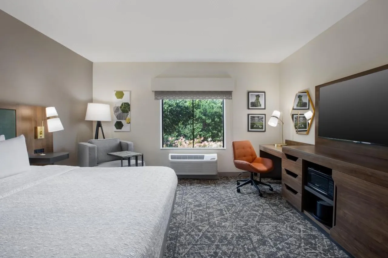 Hampton Inn & Suites Dallas-Arlington North-Entertainment District — rooms and atmosphere