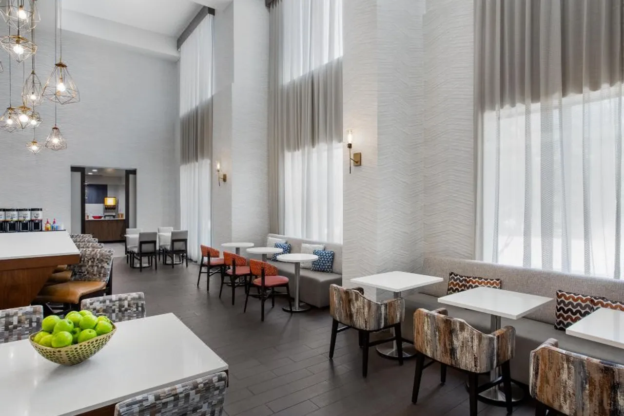Hampton Inn & Suites Dallas-Arlington North-Entertainment District — rooms and atmosphere