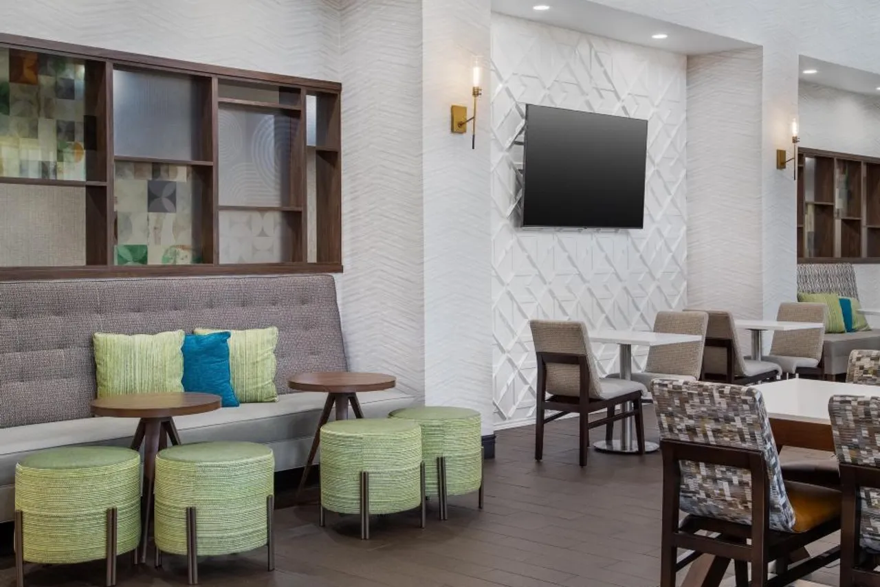 Hampton Inn & Suites Dallas-Arlington North-Entertainment District — rooms and atmosphere