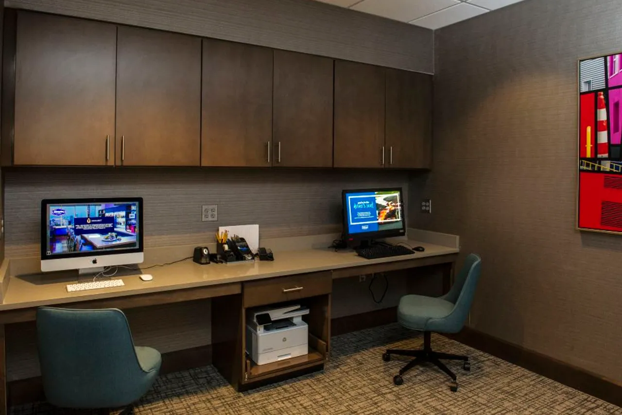 Hampton Inn & Suites Foxborough/Mansfield — rooms and atmosphere