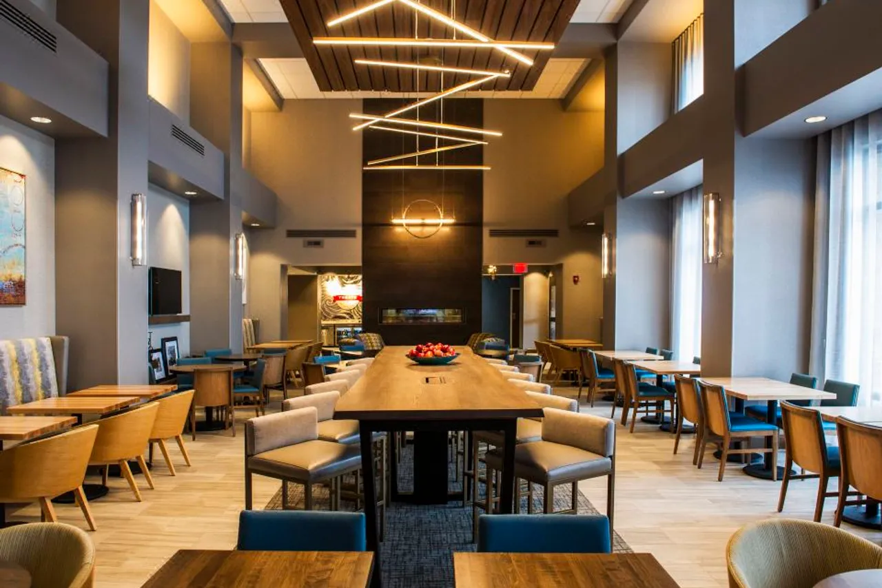 Hampton Inn & Suites Foxborough/Mansfield — rooms and atmosphere