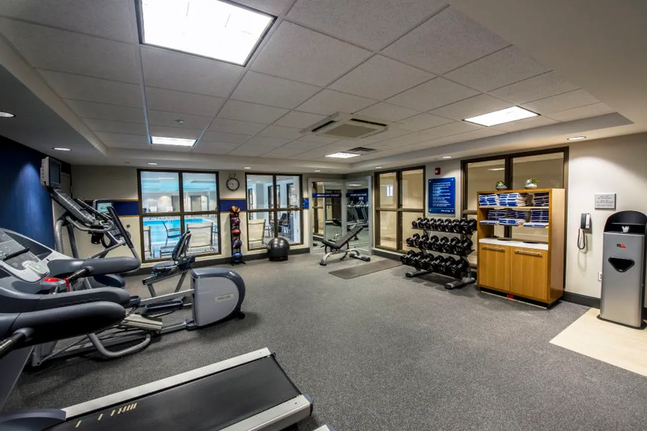 Hampton Inn & Suites Foxborough/Mansfield — rooms and atmosphere