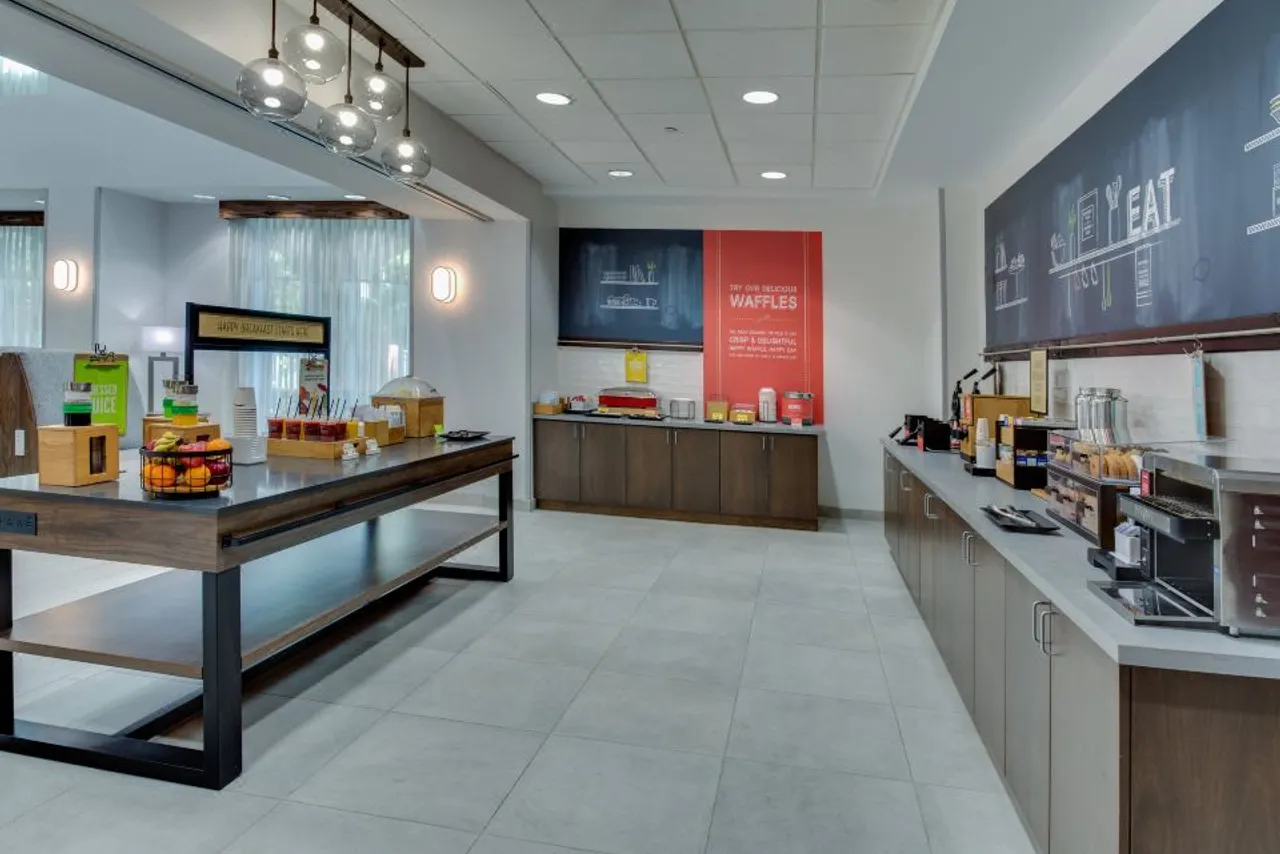 Hampton Inn & Suites Ft. Lauderdale/Miramar — rooms and atmosphere