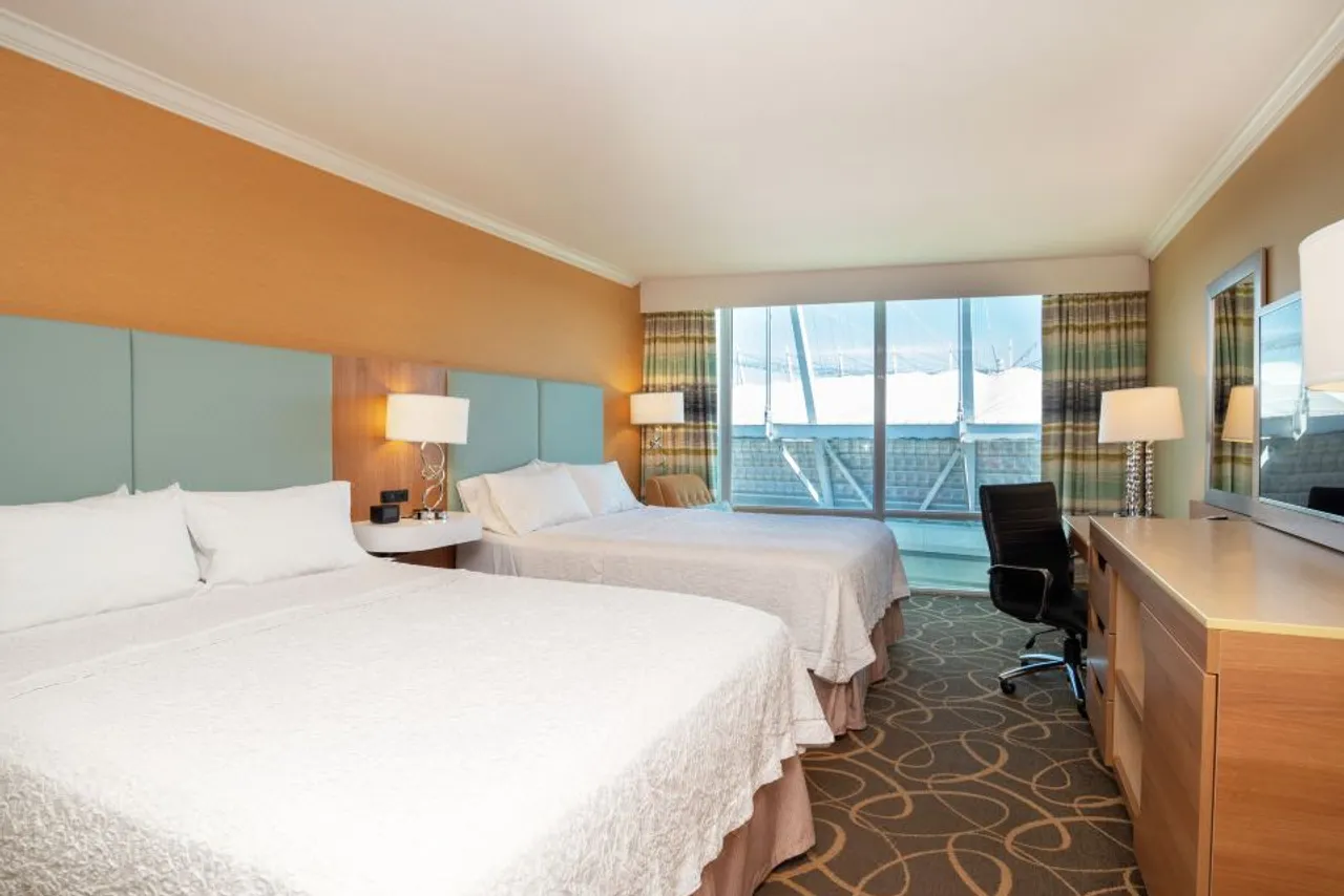 Hampton Inn & Suites by Hilton Vancouver Downtown — rooms and atmosphere