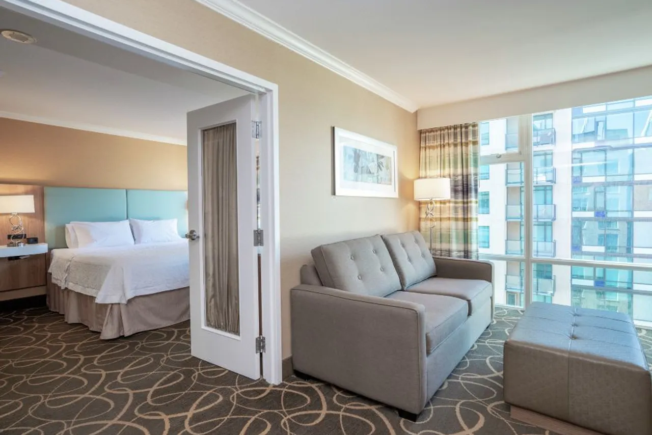 Hampton Inn & Suites by Hilton Vancouver Downtown — rooms and atmosphere