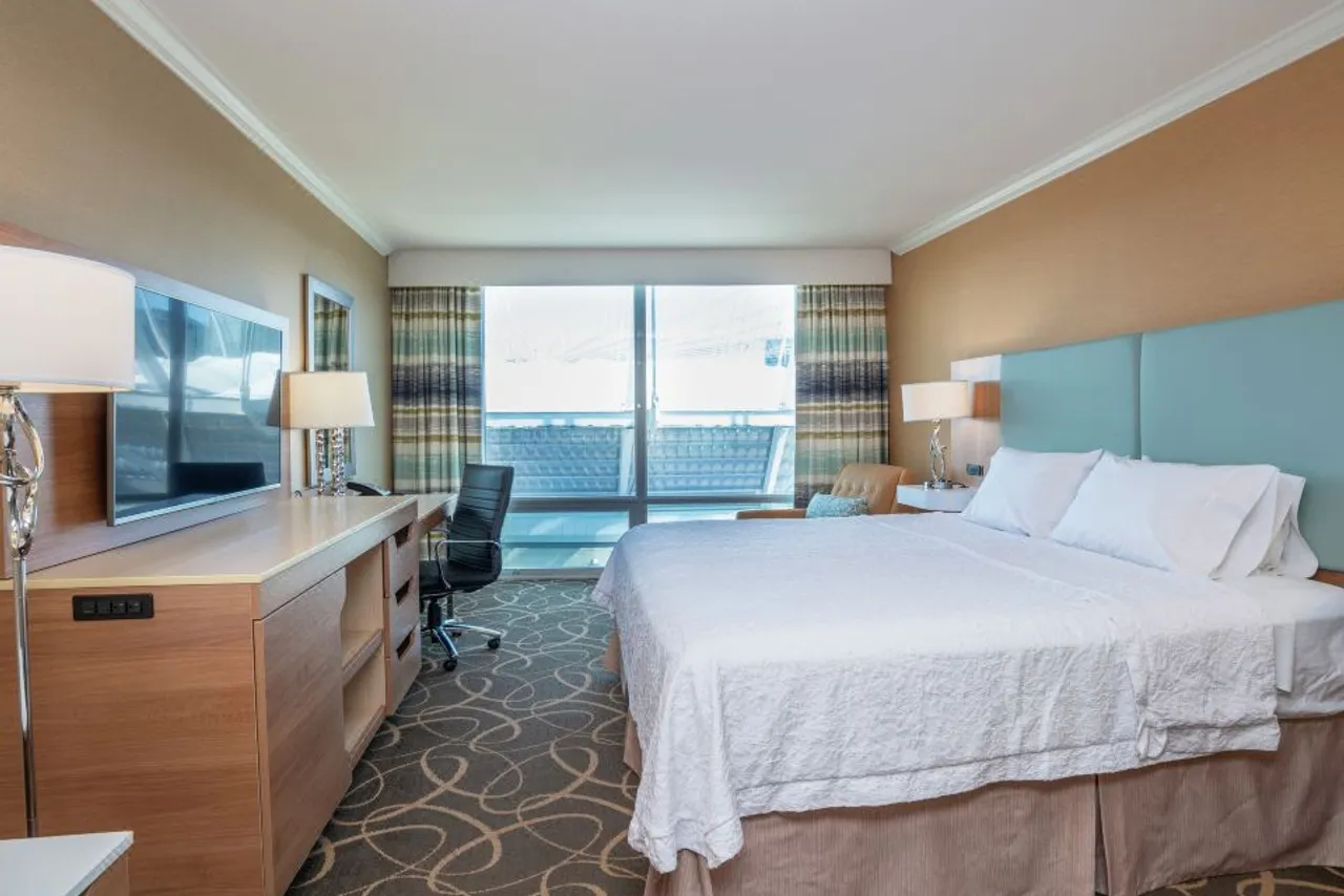 Hampton Inn & Suites by Hilton Vancouver Downtown — rooms and atmosphere