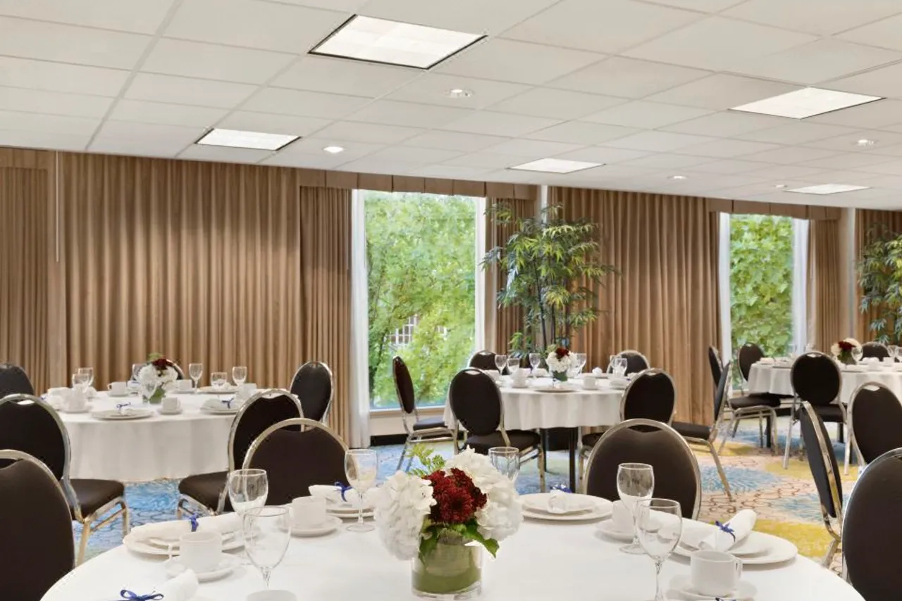 Hampton Inn & Suites by Hilton Vancouver Downtown — rooms and atmosphere
