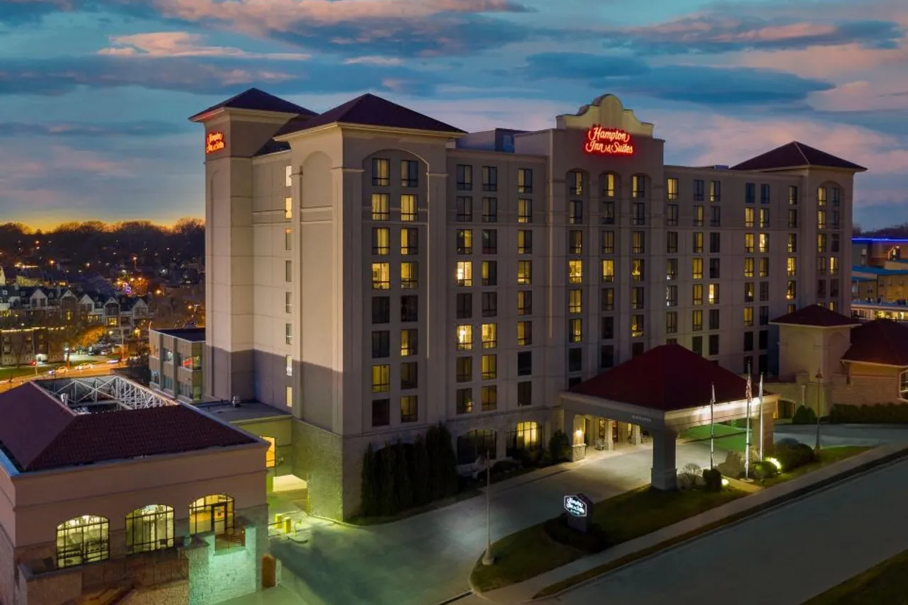 Hampton Inn & Suites Kansas City-Country Club Plaza — rooms and atmosphere