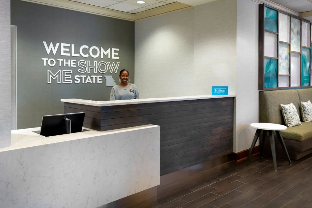 Hampton Inn & Suites Kansas City-Country Club Plaza — rooms and atmosphere