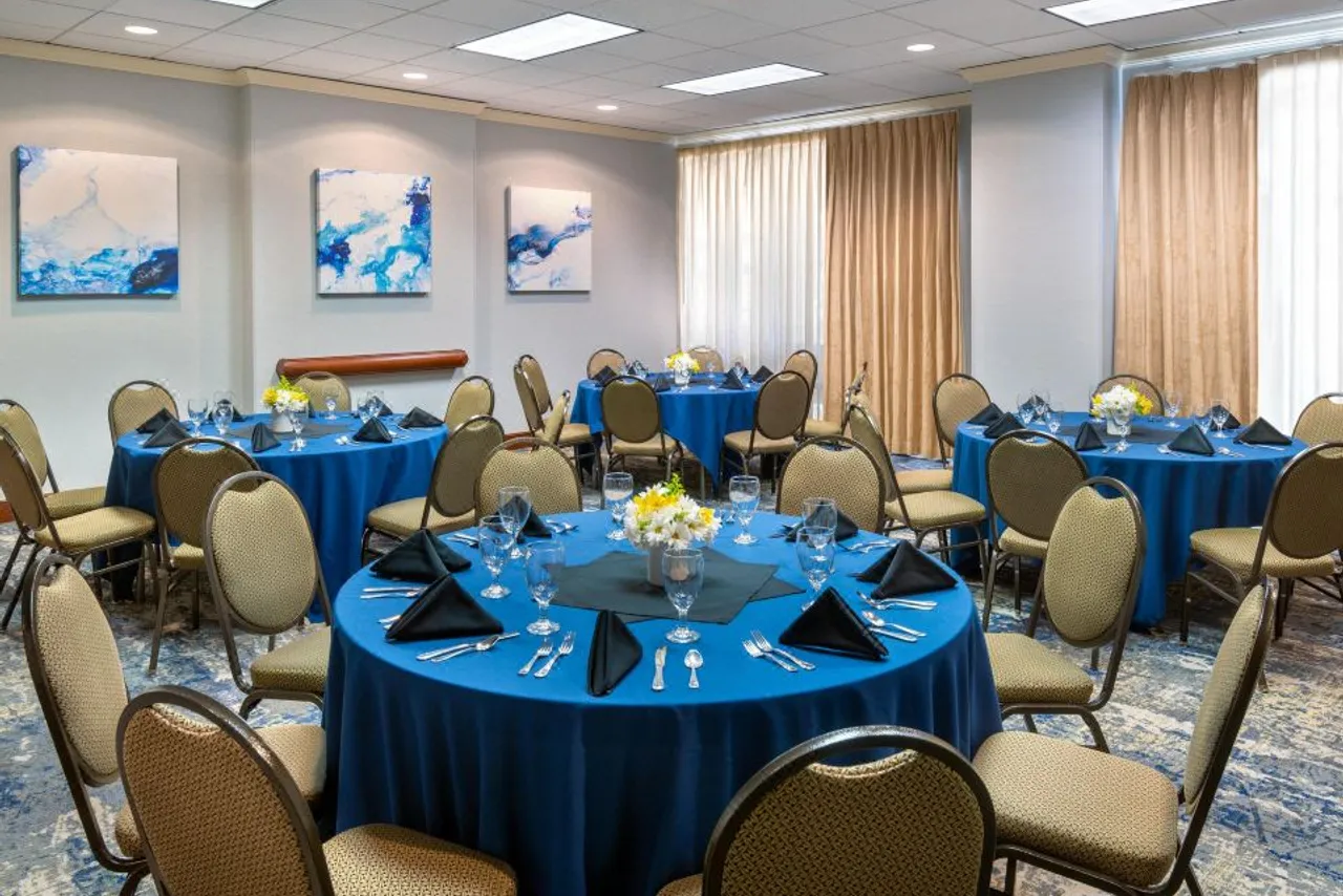 Hampton Inn & Suites Kansas City-Country Club Plaza — rooms and atmosphere