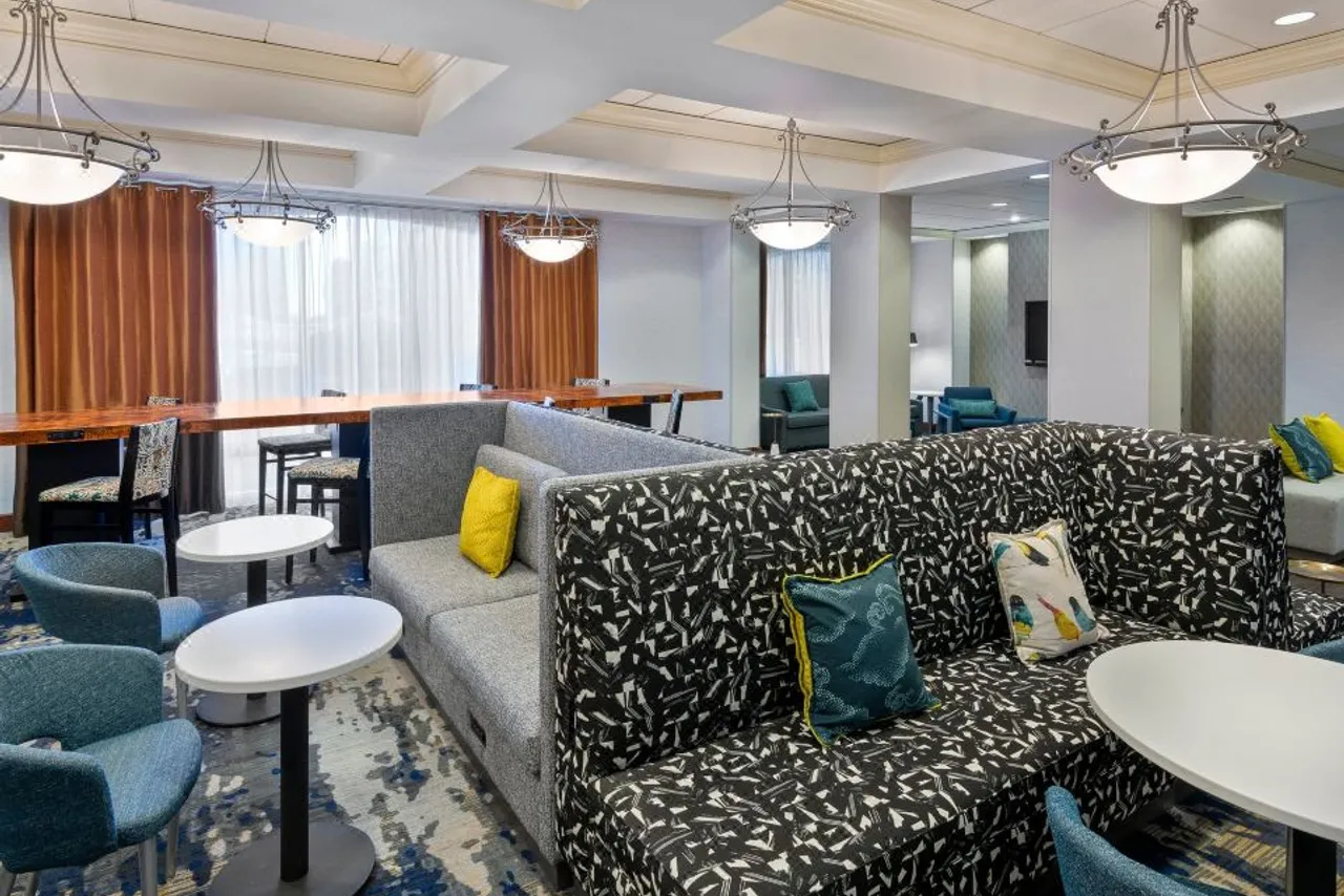 Hampton Inn & Suites Kansas City-Country Club Plaza — rooms and atmosphere